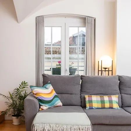 Lisbon's Gem: Moorish Arch Near River Acces Лісабон